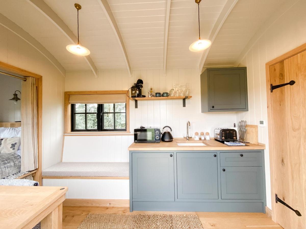 The Black Swan Shepherd Hut Ketton Exterior foto