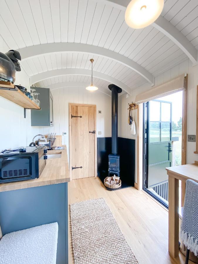 The Black Swan Shepherd Hut Ketton Exterior foto